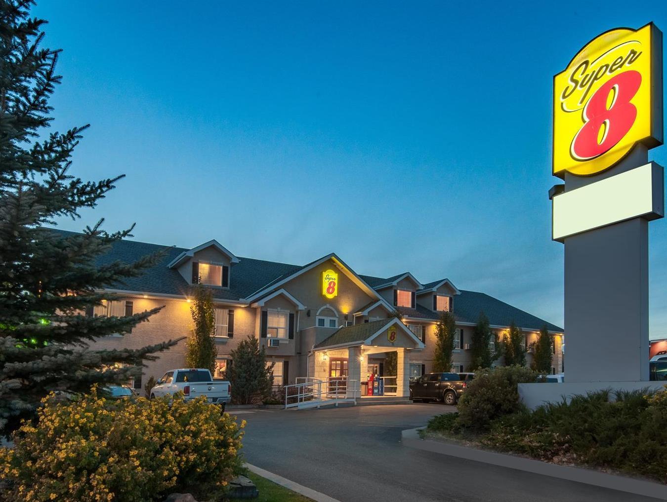 Ramada By Wyndham Cochrane Exterior foto