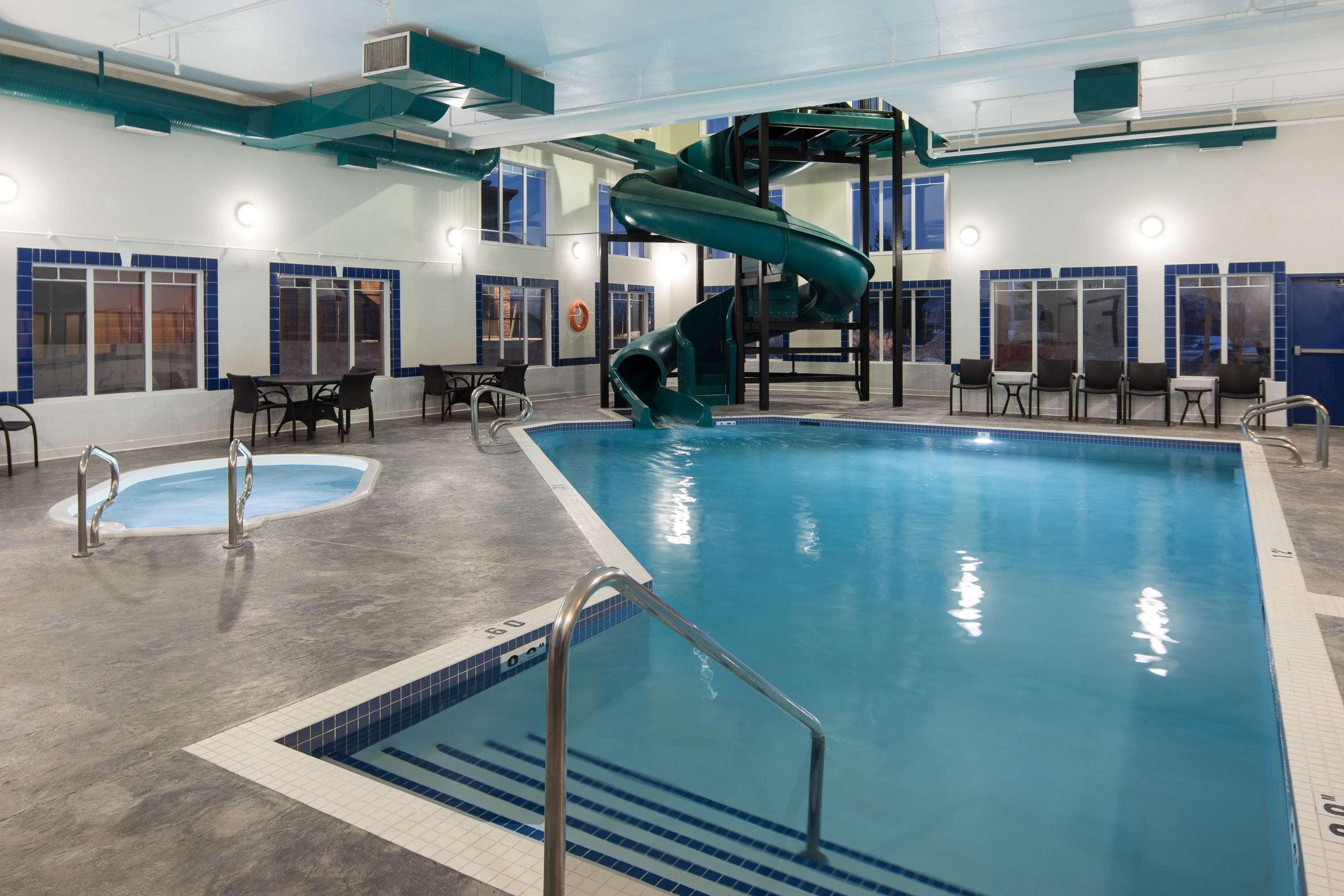 Ramada By Wyndham Cochrane Exterior foto