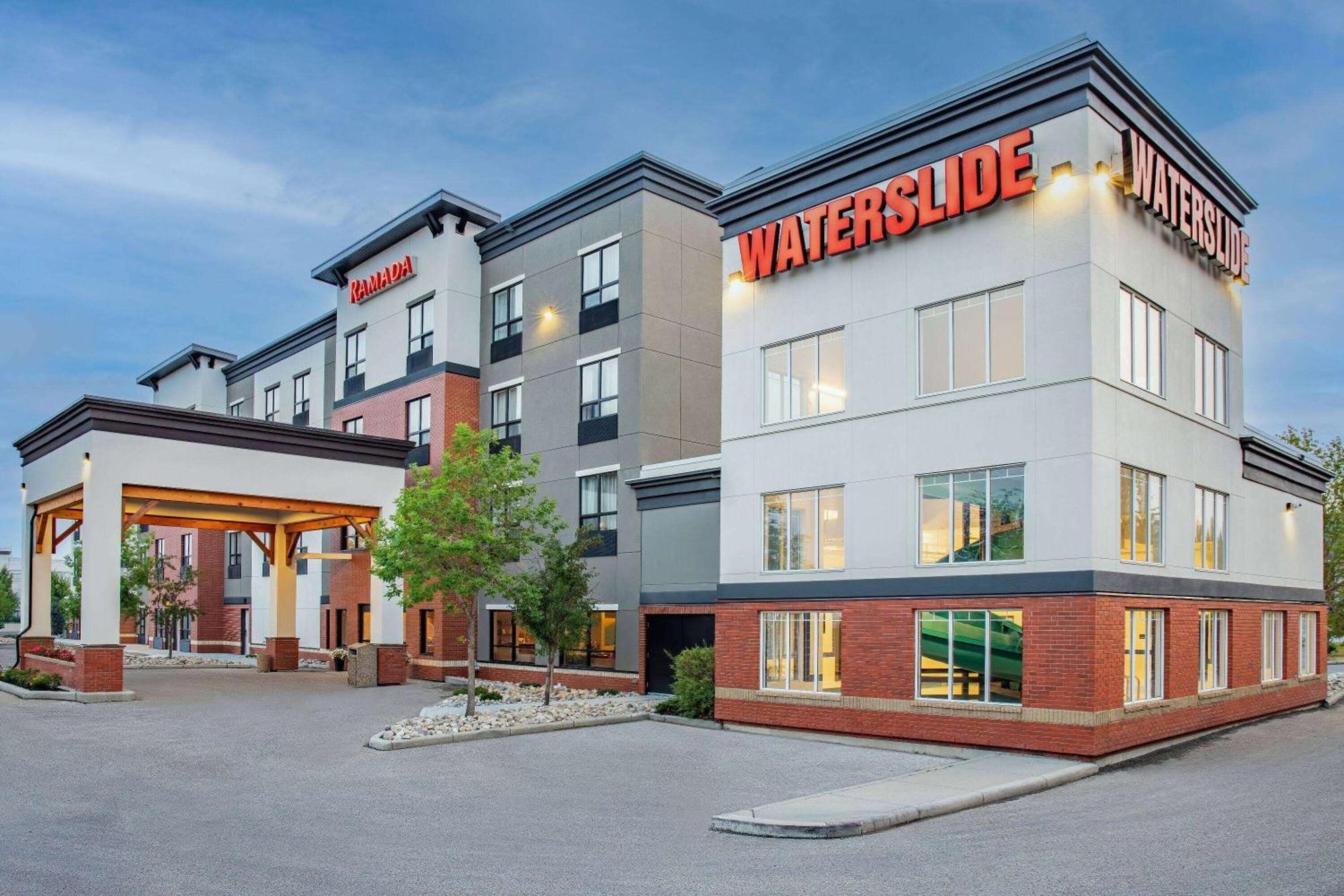Ramada By Wyndham Cochrane Exterior foto