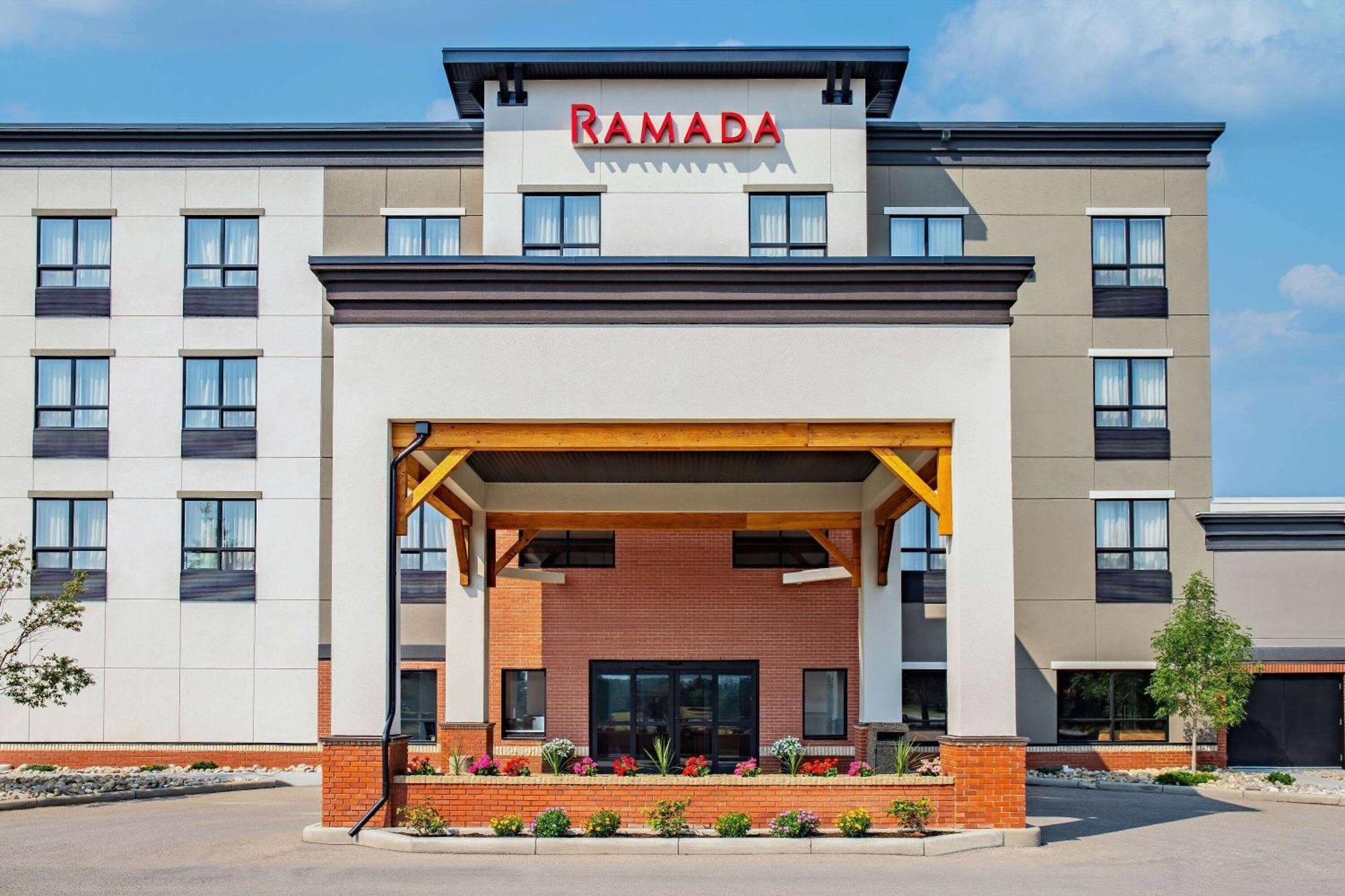 Ramada By Wyndham Cochrane Exterior foto