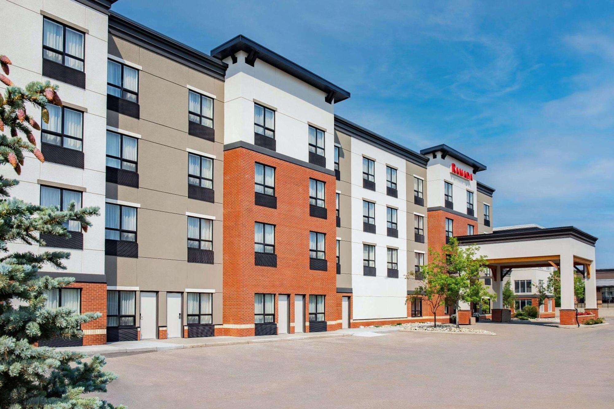 Ramada By Wyndham Cochrane Exterior foto
